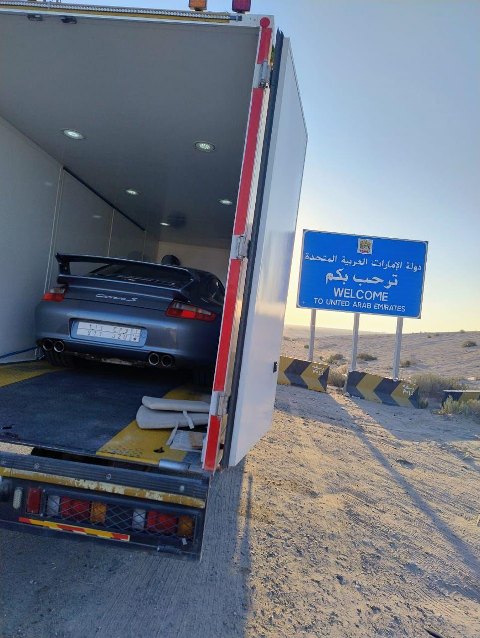 سيارة بورشه مثبتة داخل ناقلة مغلقة عند معبر حدودي